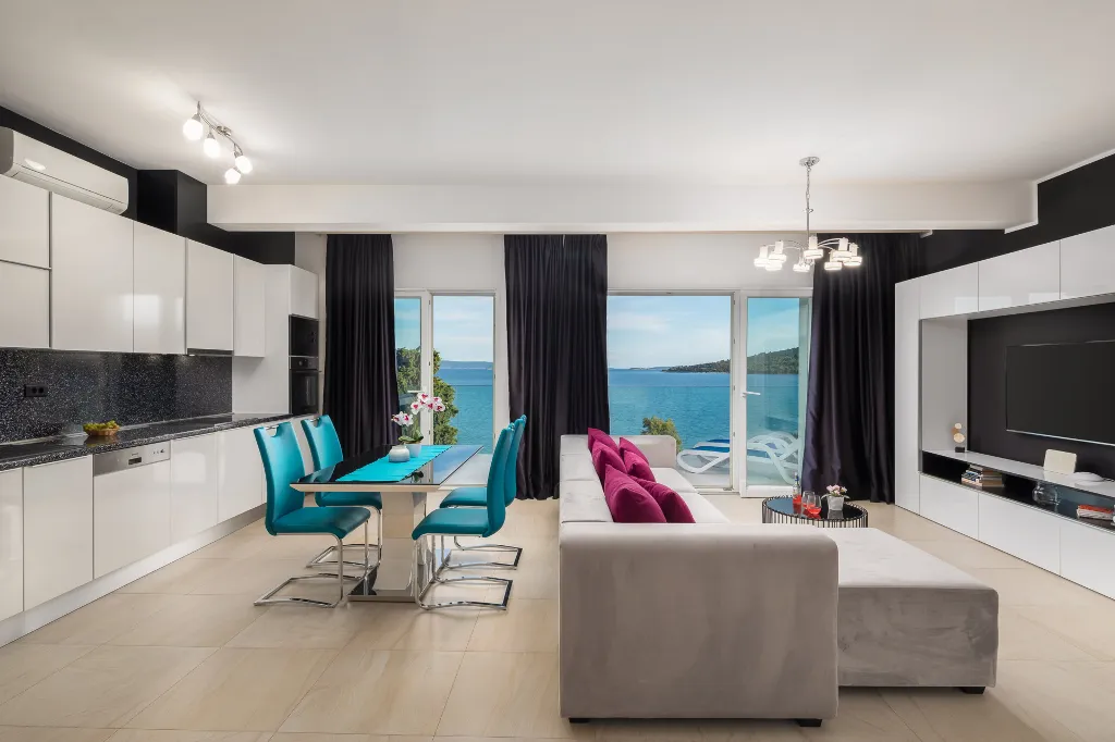 Spacious 7-Bedroom Villa with Pool in Seget Vranjica