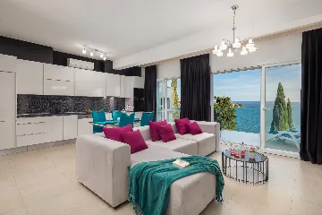 Spacious 7-Bedroom Villa with Pool in Seget Vranjica