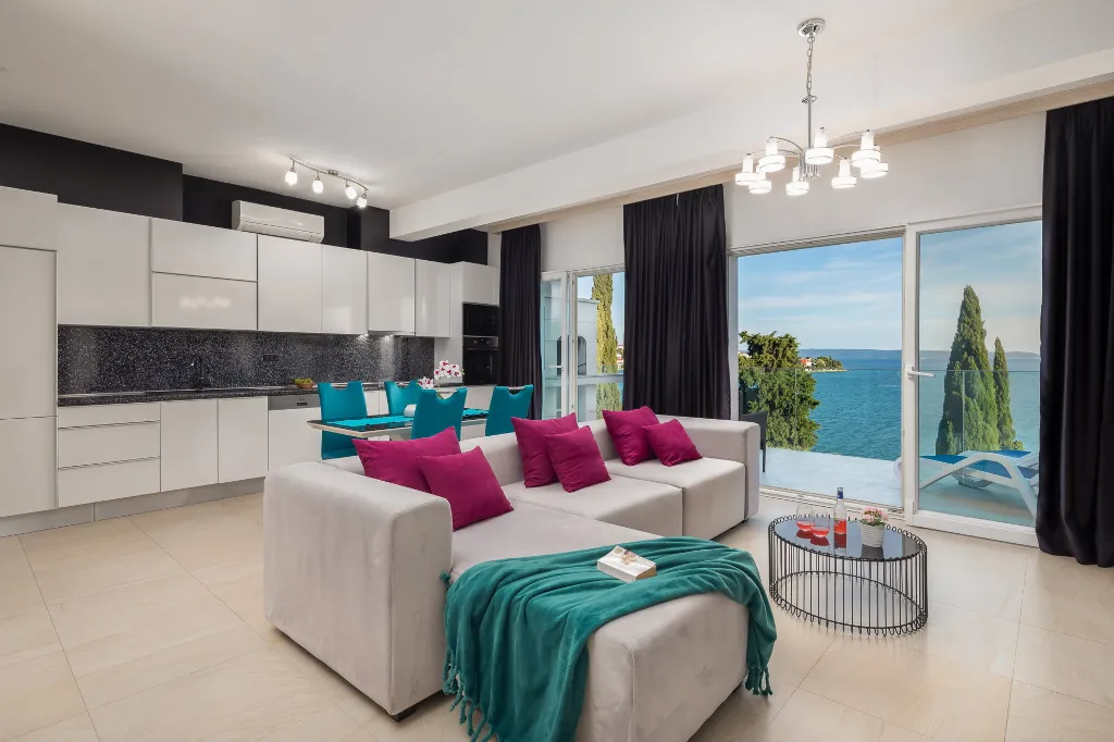 Spacious 7-Bedroom Villa with Pool in Seget Vranjica