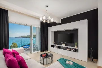 Spacious 7-Bedroom Villa with Pool in Seget Vranjica