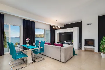 Spacious 7-Bedroom Villa with Pool in Seget Vranjica