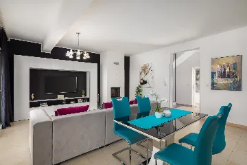 Spacious 7-Bedroom Villa with Pool in Seget Vranjica