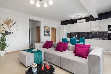 Spacious 7-Bedroom Villa with Pool in Seget Vranjica