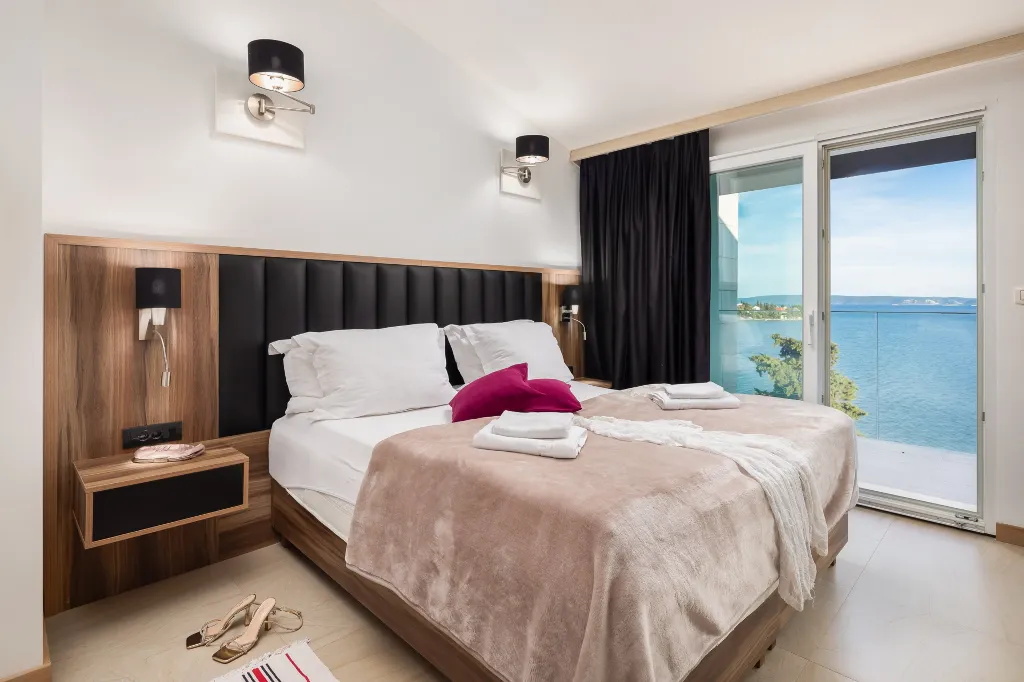 Spacious 7-Bedroom Villa with Pool in Seget Vranjica