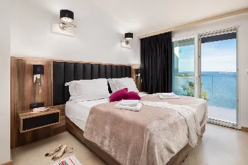 Spacious 7-Bedroom Villa with Pool in Seget Vranjica