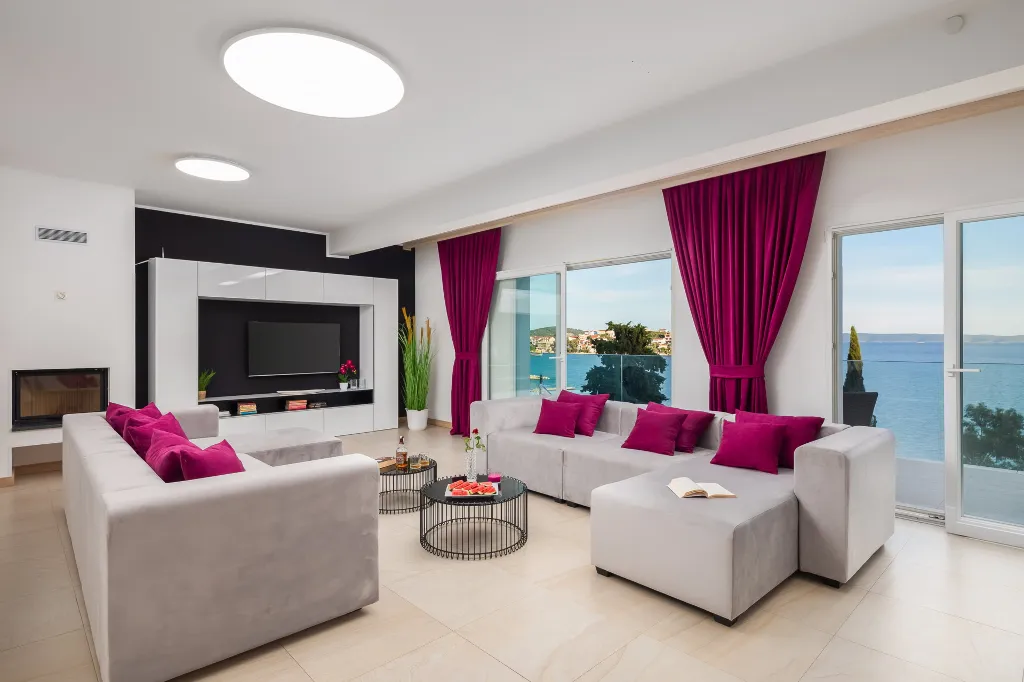 Spacious 7-Bedroom Villa with Pool in Seget Vranjica