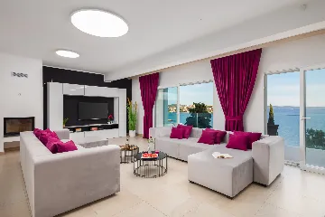 Spacious 7-Bedroom Villa with Pool in Seget Vranjica