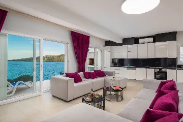 Spacious 7-Bedroom Villa with Pool in Seget Vranjica