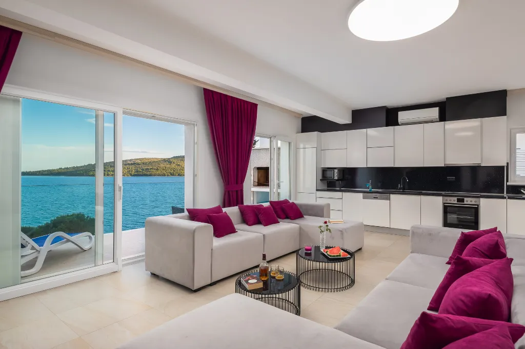 Spacious 7-Bedroom Villa with Pool in Seget Vranjica