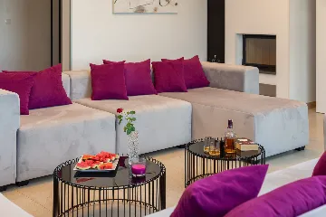 Spacious 7-Bedroom Villa with Pool in Seget Vranjica