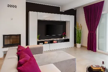 Spacious 7-Bedroom Villa with Pool in Seget Vranjica