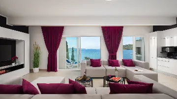 Spacious 7-Bedroom Villa with Pool in Seget Vranjica