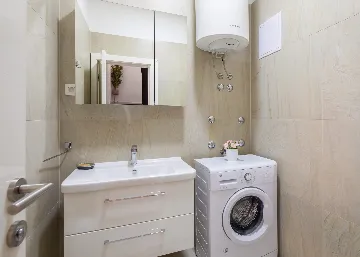 Spacious 7-Bedroom Villa with Pool in Seget Vranjica