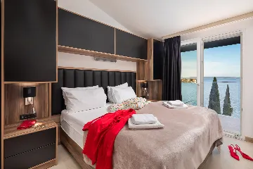 Spacious 7-Bedroom Villa with Pool in Seget Vranjica