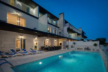 Spacious 7-Bedroom Villa with Pool in Seget Vranjica