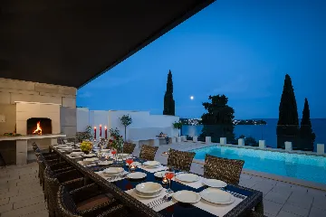 Spacious 7-Bedroom Villa with Pool in Seget Vranjica