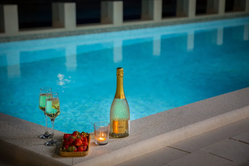 Spacious 7-Bedroom Villa with Pool in Seget Vranjica