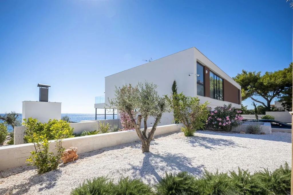Seafront Modern Villa With Pool Rogoznica