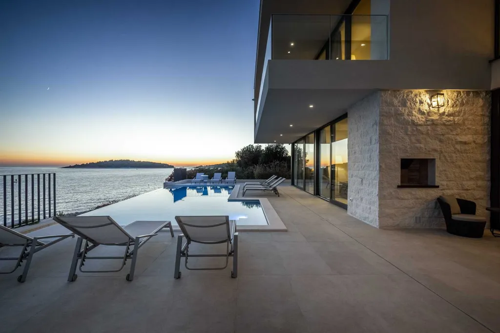 Seafront Modern Villa With Pool Rogoznica