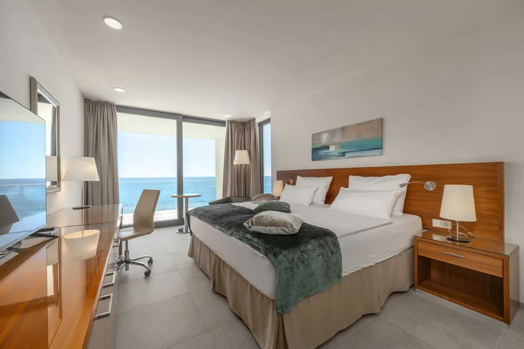 Seafront Modern Villa With Pool Rogoznica