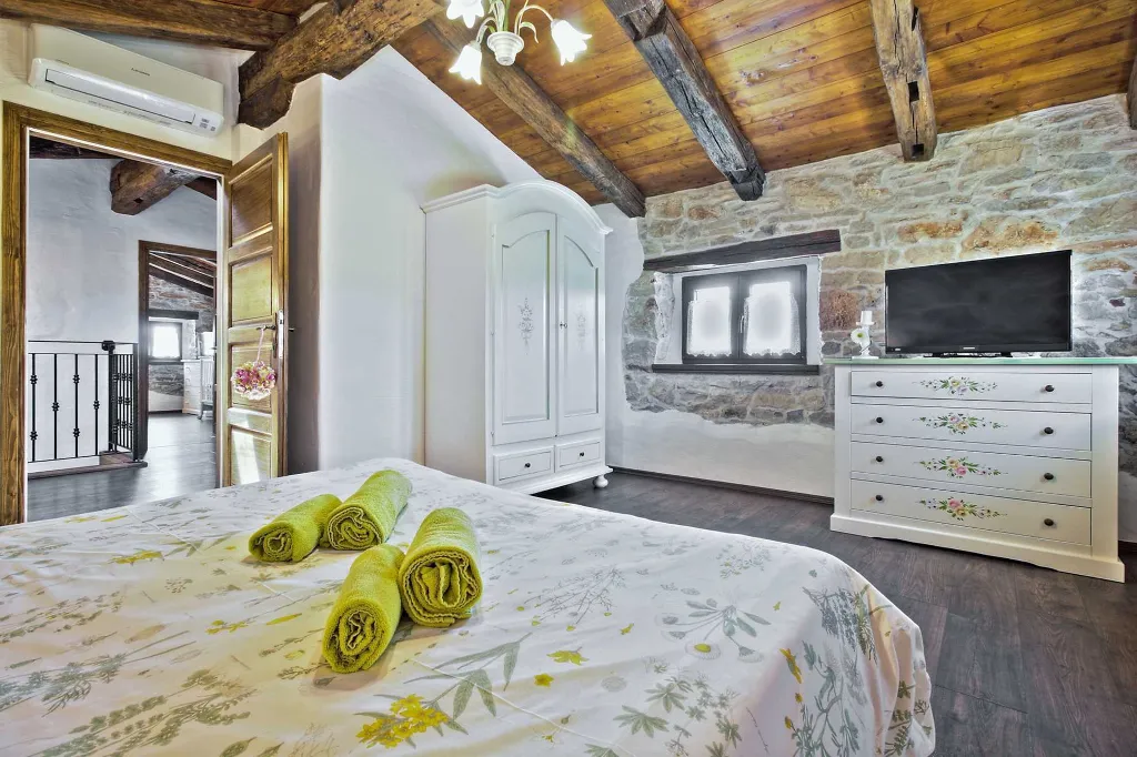 Family Villa with Pool and Garden in Umag