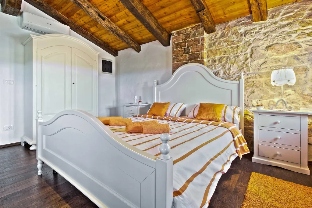 Family Villa with Pool and Garden in Umag