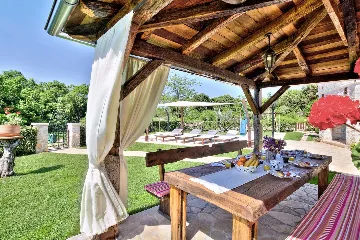 Family Villa with Pool and Garden in Umag