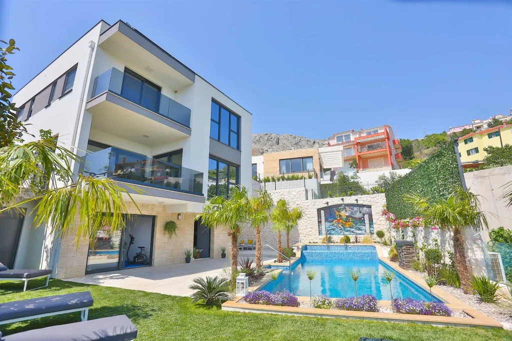 Modern Villa Retreat with Pool in Solin