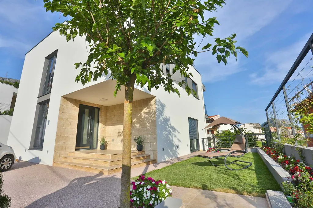 Modern Villa Retreat with Pool in Solin