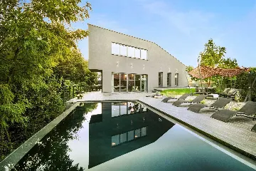 Modern Villa Retreat with Infinity Pool near Porec