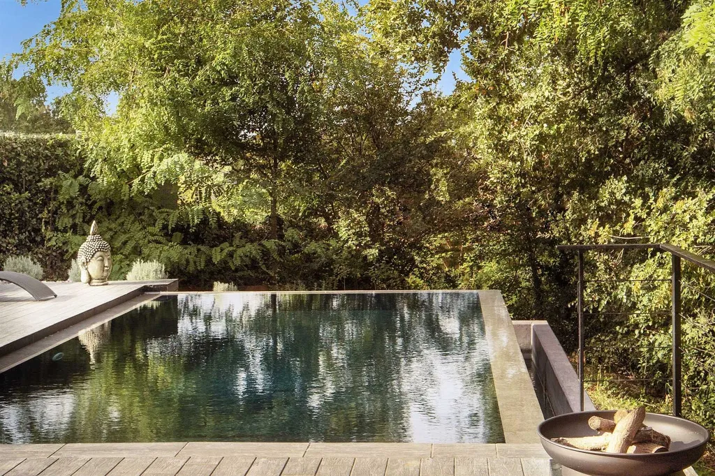 Modern Villa Retreat with Infinity Pool near Porec