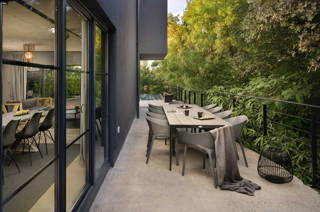 Modern Villa Retreat with Infinity Pool near Porec