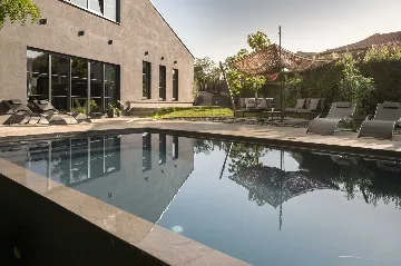 Modern Villa Retreat with Infinity Pool near Porec