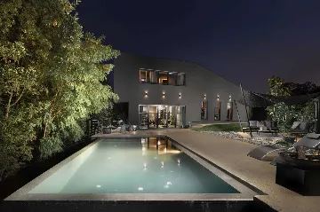 Modern Villa Retreat with Infinity Pool near Porec