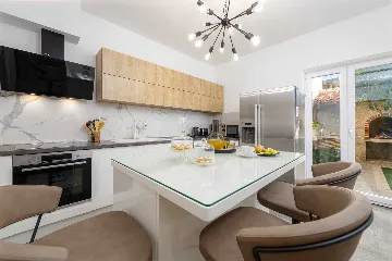 Modern Coastal Villa with Infinity Pool, Mlini