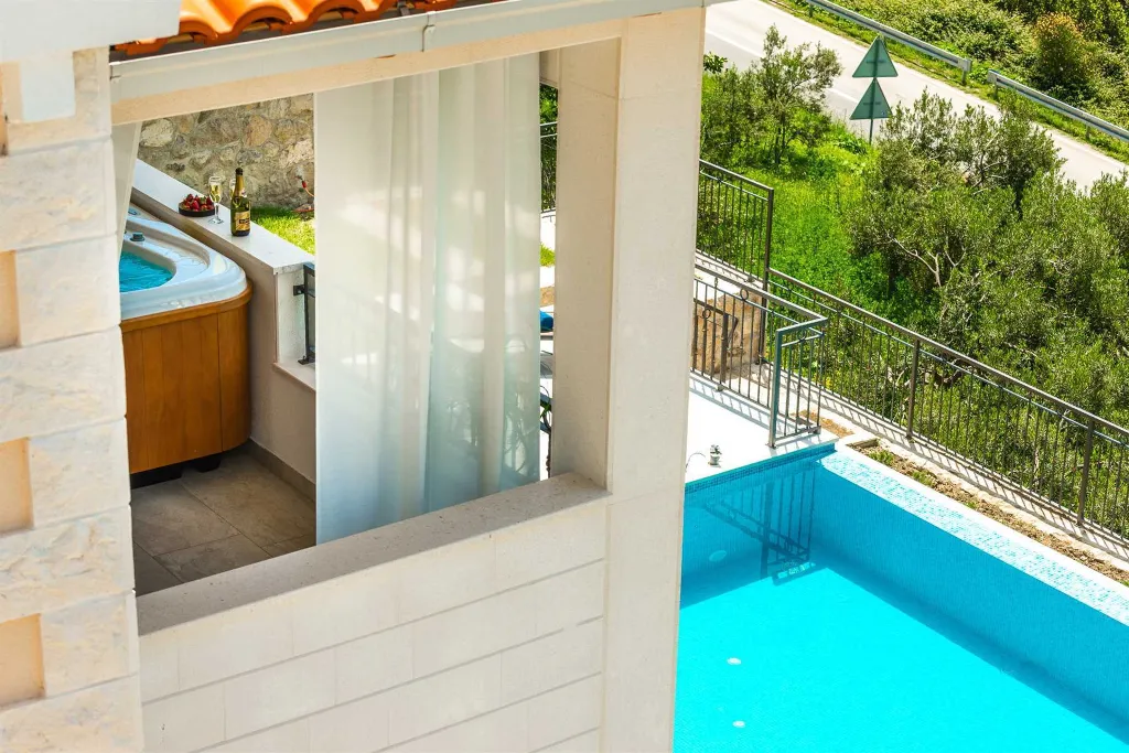 Modern Coastal Villa with Infinity Pool, Mlini