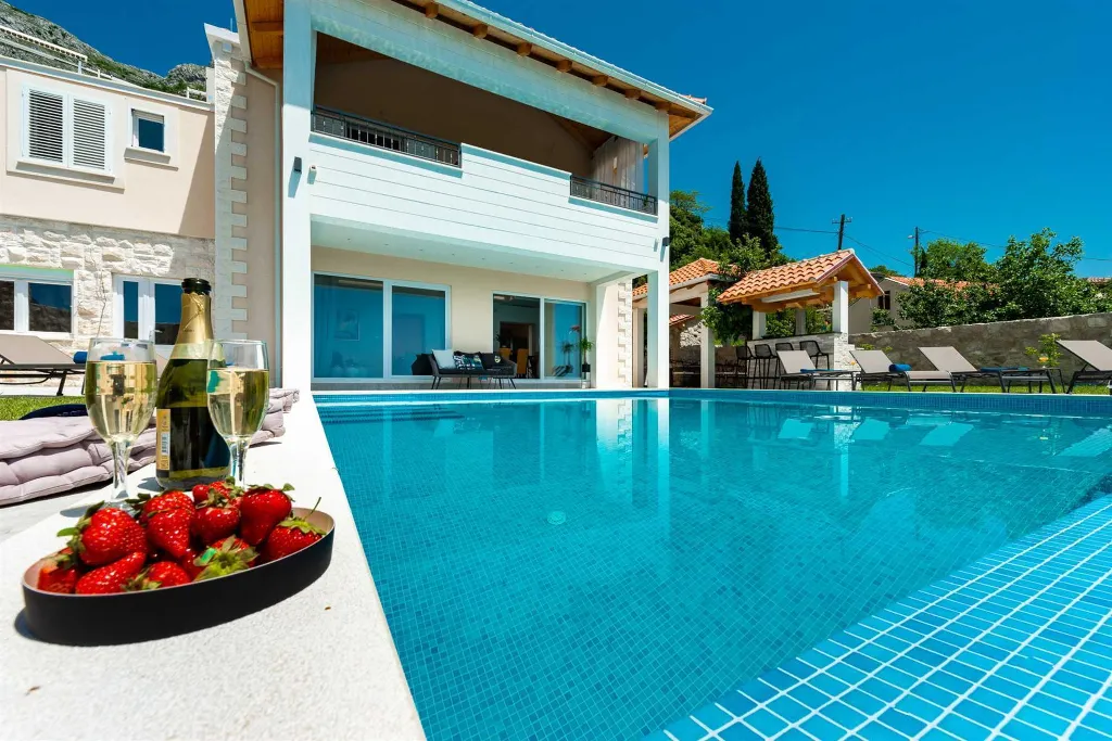 Modern Coastal Villa with Infinity Pool, Mlini