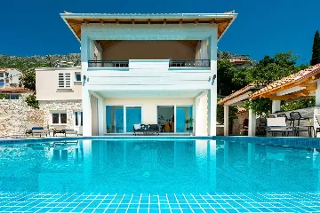 Modern Coastal Villa with Infinity Pool, Mlini