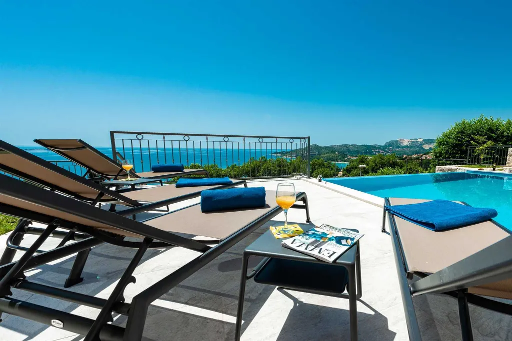 Modern Coastal Villa with Infinity Pool, Mlini