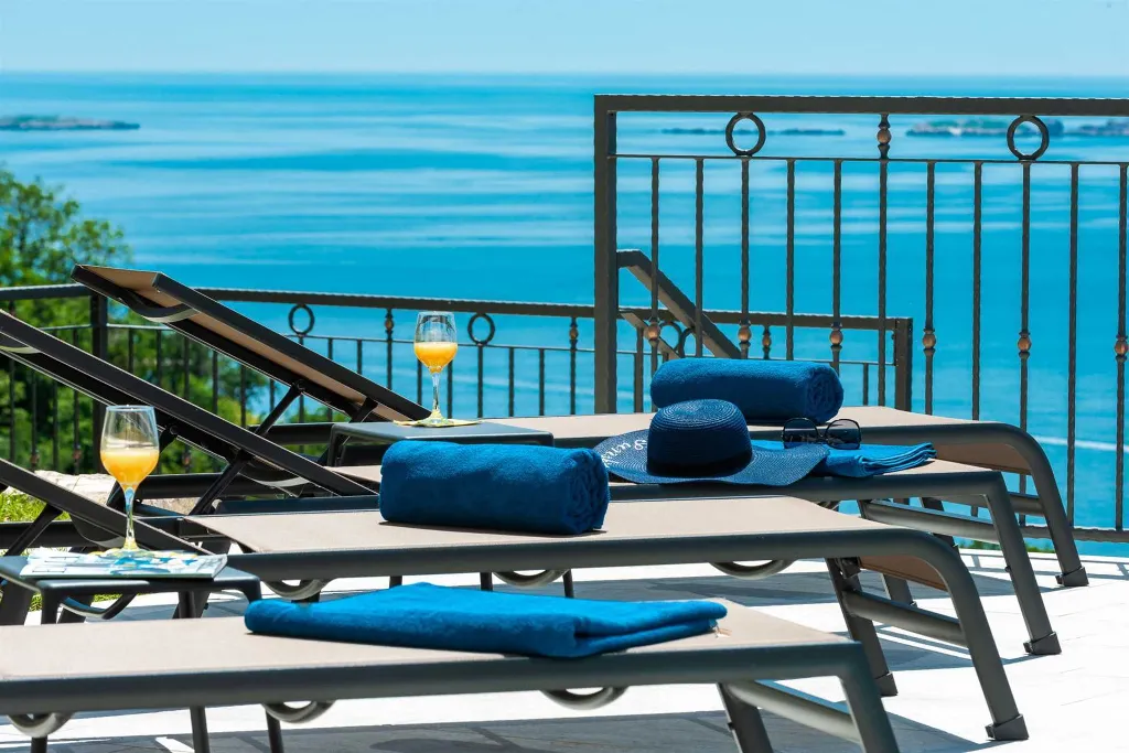 Modern Coastal Villa with Infinity Pool, Mlini