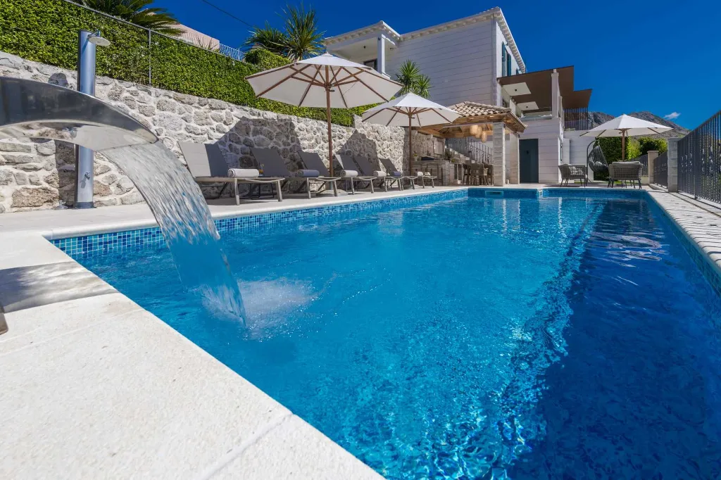 Modern Family Villa with Pool in Mlini