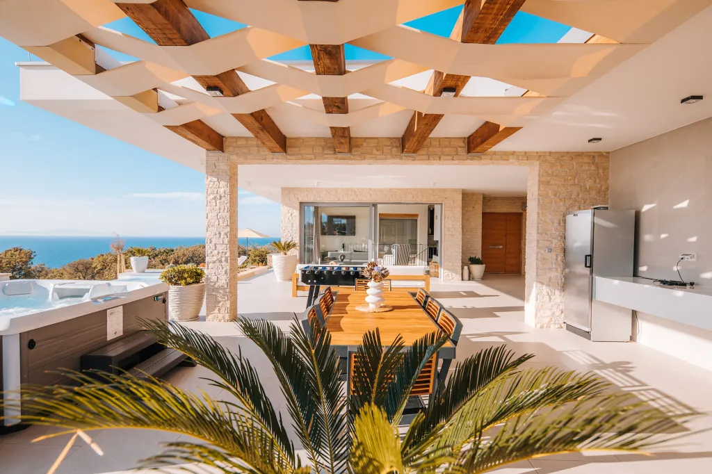 Private Villa with Infinity Pool in Novalja