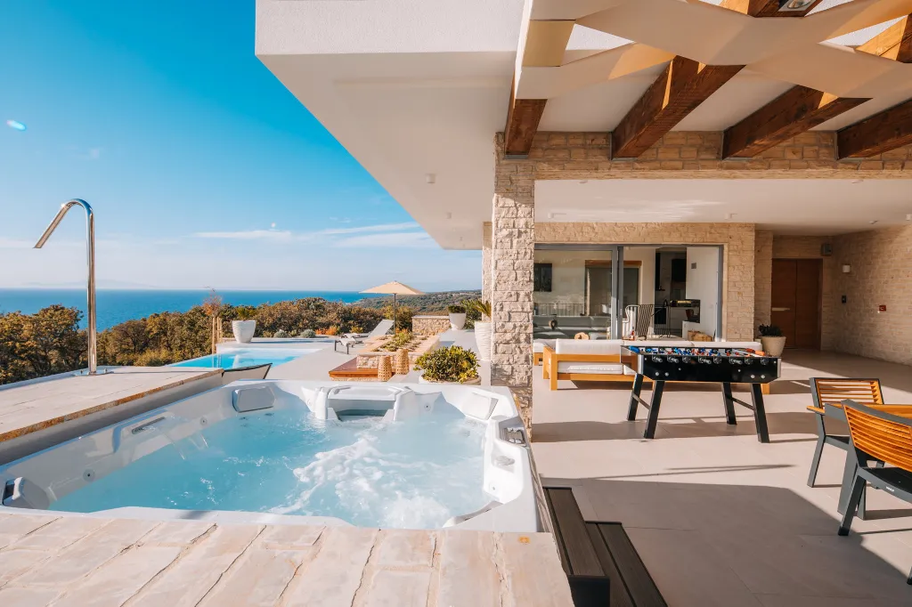 Private Villa with Infinity Pool in Novalja