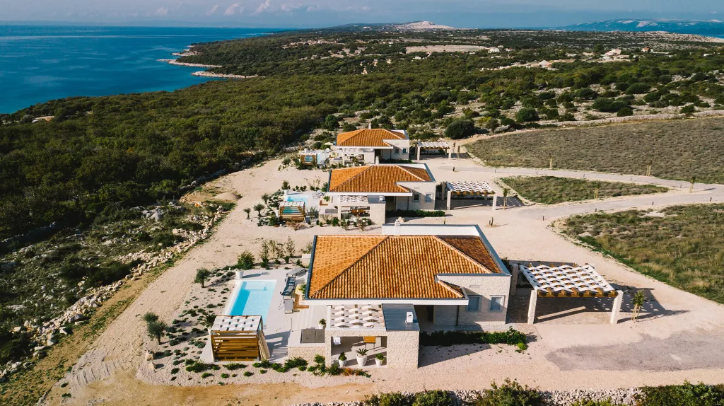 Private Villa with Infinity Pool in Novalja