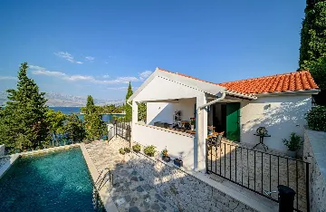 Coastal Villa Retreat with Heated Pool, Splitska