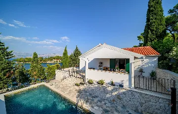 Coastal Villa Retreat with Heated Pool, Splitska