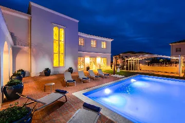 Modern 4-Bedroom Villa with Pool in Vabriga