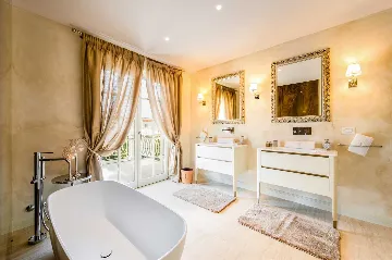 Modern 4-Bedroom Villa with Pool in Vabriga