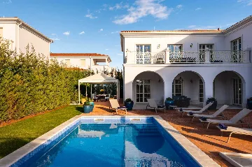 Modern 4-Bedroom Villa with Pool in Vabriga