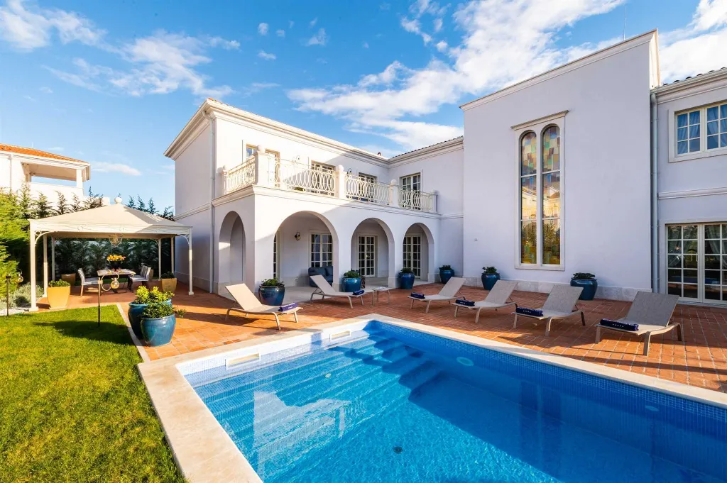 Modern 4-Bedroom Villa with Pool in Vabriga